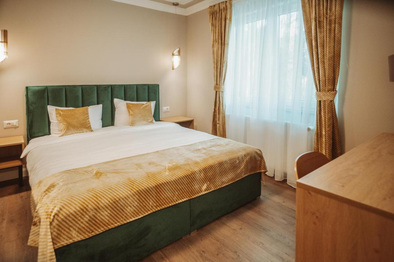 B59 Boutique Hotel Campulung Moldovenesc Bagian luar foto