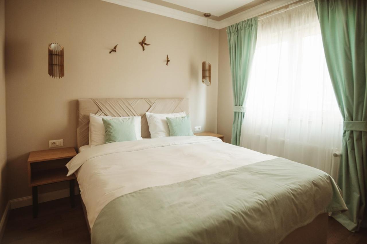B59 Boutique Hotel Campulung Moldovenesc Bagian luar foto