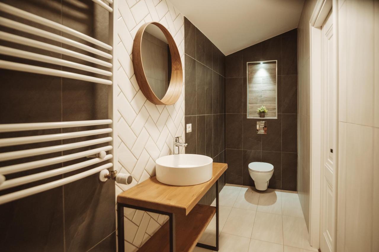 B59 Boutique Hotel Campulung Moldovenesc Bagian luar foto